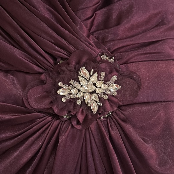 Beautiful Formal/bridesmaid/mother of the bride dress with crystal detail - Picture 2 of 5